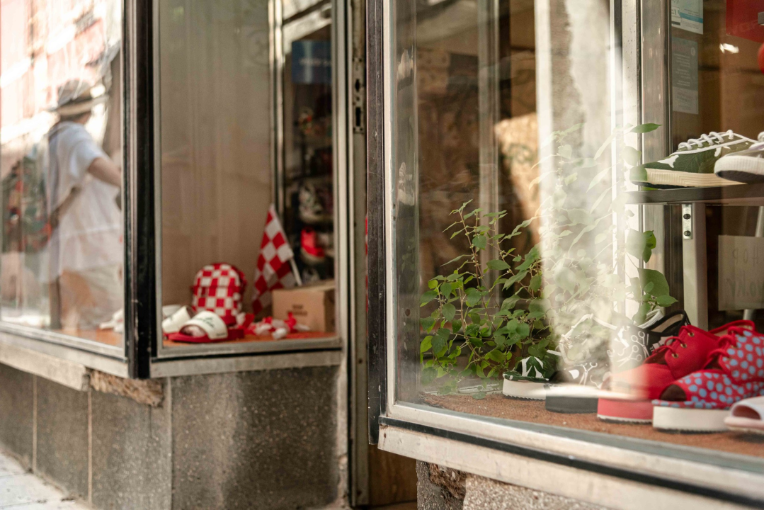 Borovu u Kalelargi izlog dekorira Majka Priroda, inspiracija su joj Borosane 