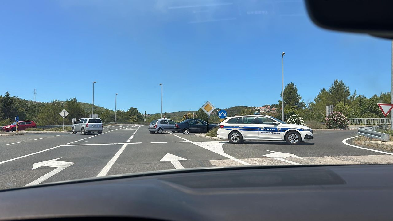 Preko 120 vatrogasaca bori se s požarom: 'Postoji šansa da se proširi u pravcu Dubravica i NP Krka'