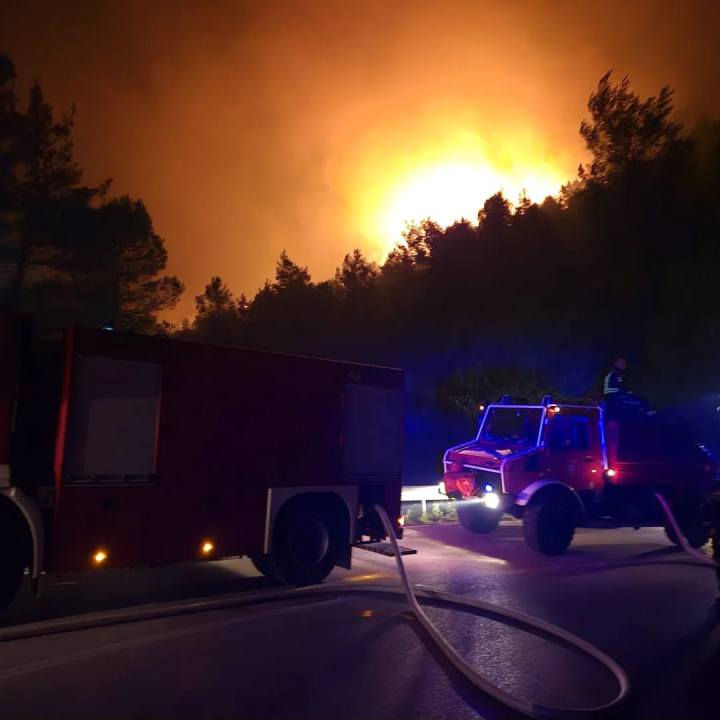I dalje gori kod Visovačkog jezera, na terenu 120 vatrogasaca: Jednom je pozlilo, prebačen je u šibensku bolnicu