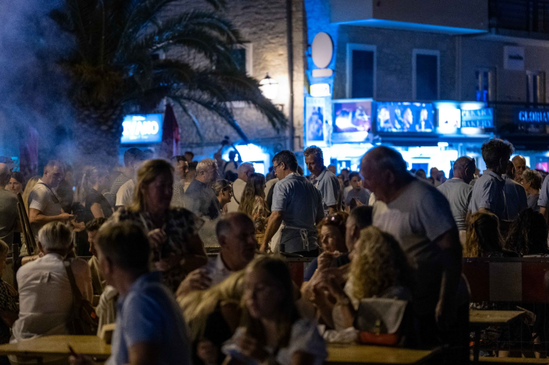 Vodička fešta okupila rekordan broj ljudi: Iće i piće, Mile Perkov, Fenixi, Spectrum i legendarni Petar Grašo