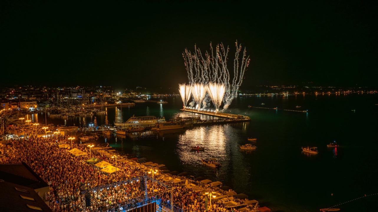 Vodička fešta okupila rekordan broj ljudi: Iće i piće, Mile Perkov, Fenixi, Spectrum i legendarni Petar Grašo