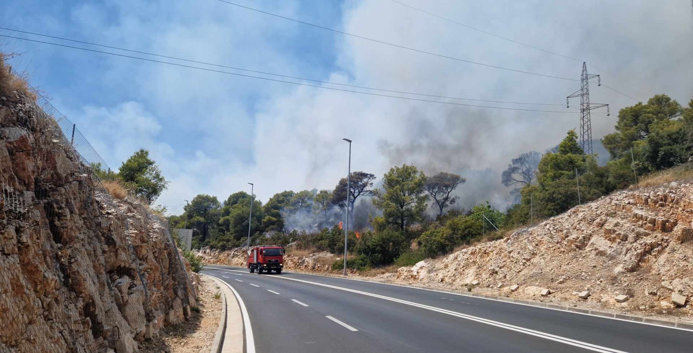 Požar i dalje aktivan, no pod kontrolom je vatrogasaca: Izgorjela je površina od oko 3,5 hektara