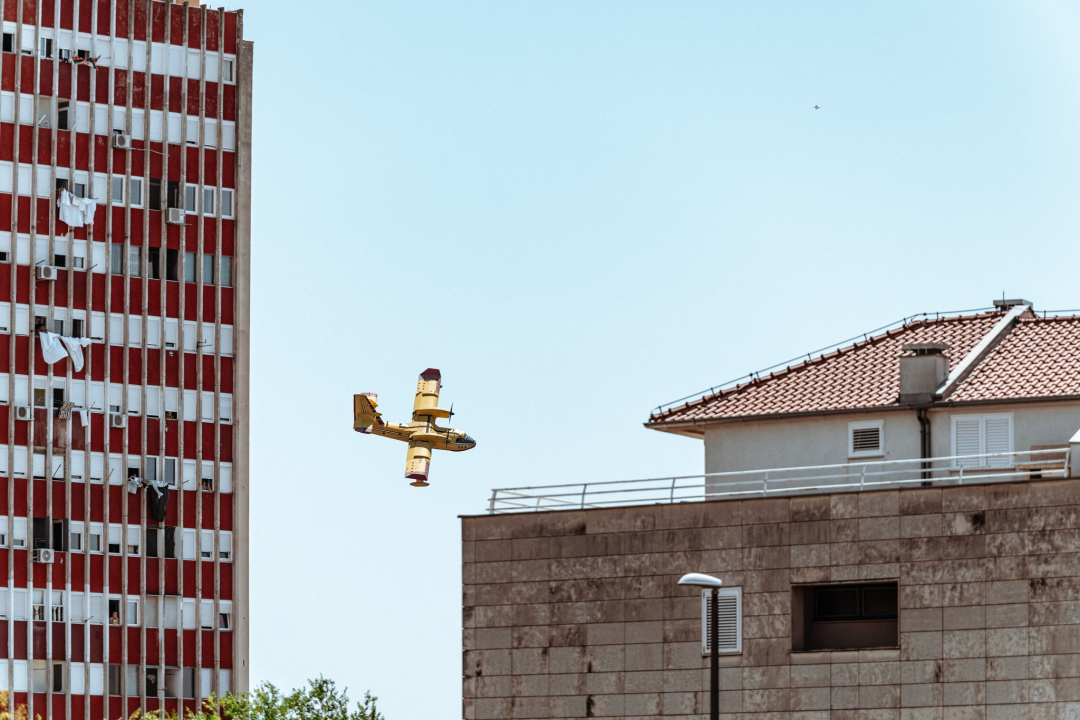 Požar i dalje aktivan, no pod kontrolom je vatrogasaca: Izgorjela je površina od oko 3,5 hektara