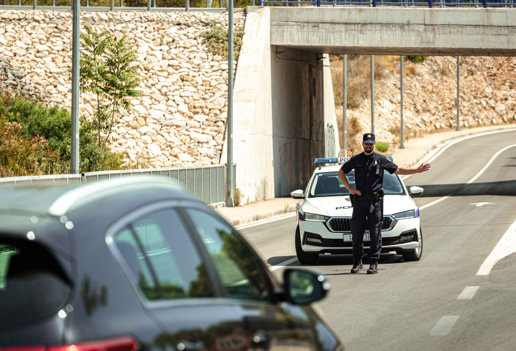 Požar i dalje aktivan, no pod kontrolom je vatrogasaca: Izgorjela je površina od oko 3,5 hektara