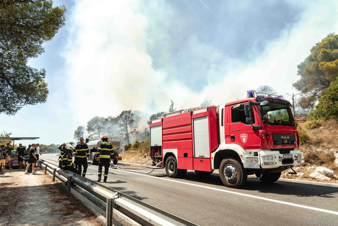 Požar i dalje aktivan, no pod kontrolom je vatrogasaca: Izgorjela je površina od oko 3,5 hektara