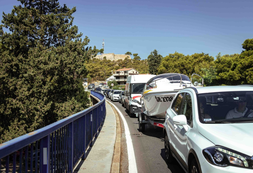 Vatrogasci natapaju požarište u Rokićima, promet se odvija usporeno 