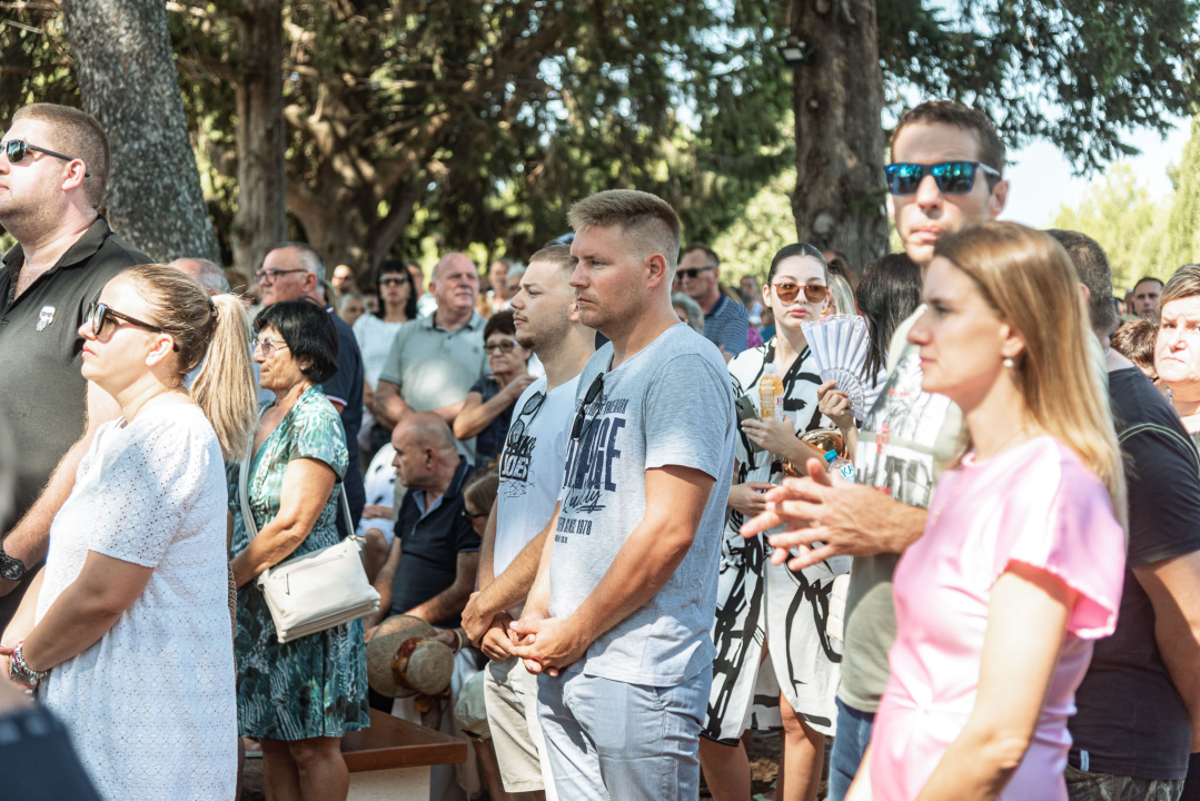 Velik broj vjernika okupio se u marijanskom svetištu u Vrpolju: Misu predvodio biskup Rogić