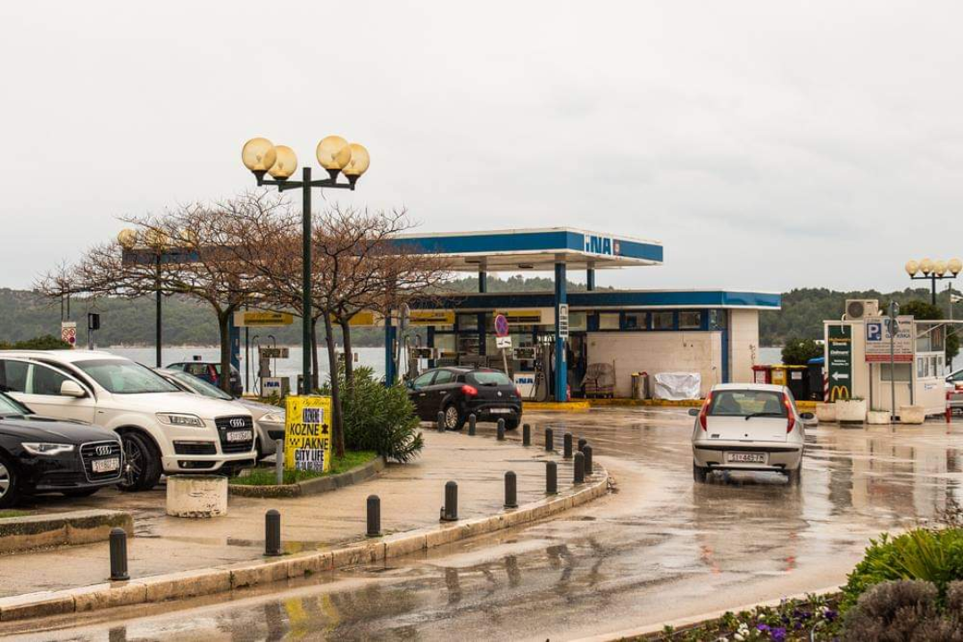 Mnogi vozači rade ovu pogrešku kada toče gorivo u auto: 'Platit ćete samo više'