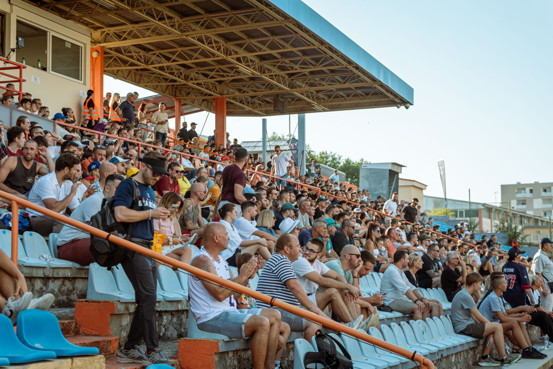 Američki nogomet na Šubićevcu vizualno zanimljiv, rezultatski ne: Madrid uvjerljiv protiv Hamburga