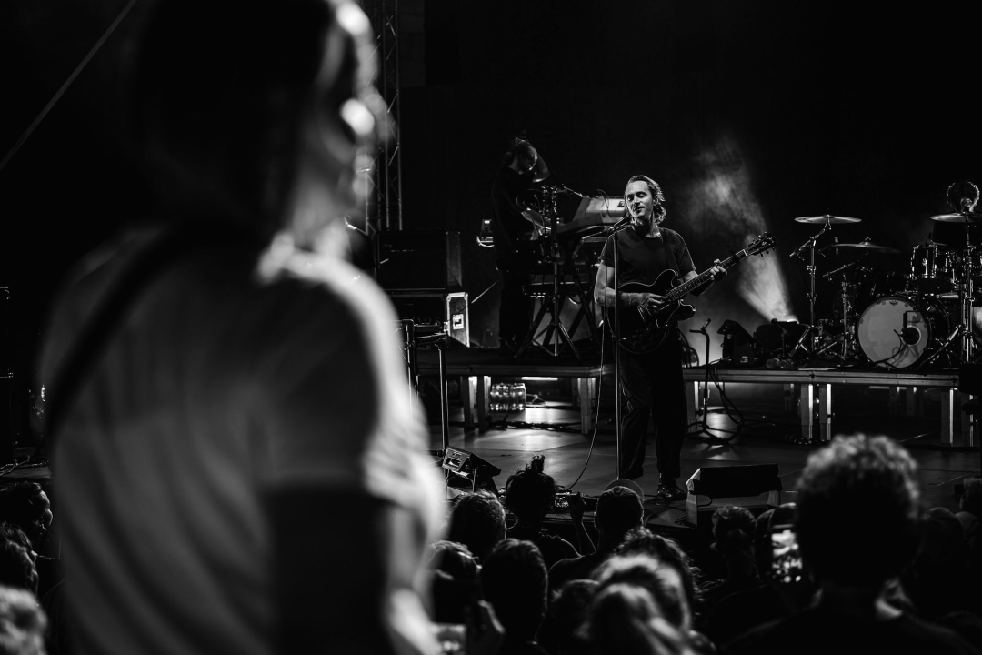 Editorsi održali fantastičan koncert u Šibeniku, nije ih omeo ni vjetar ni kiša