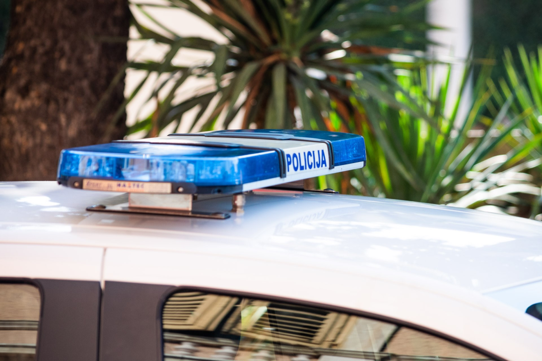 Srećom nitko nije stradao: Prilikom mijenjanja otvora na zgradi u Baldekinu, pala žbuka na parkirane automobile pokraj zgrade