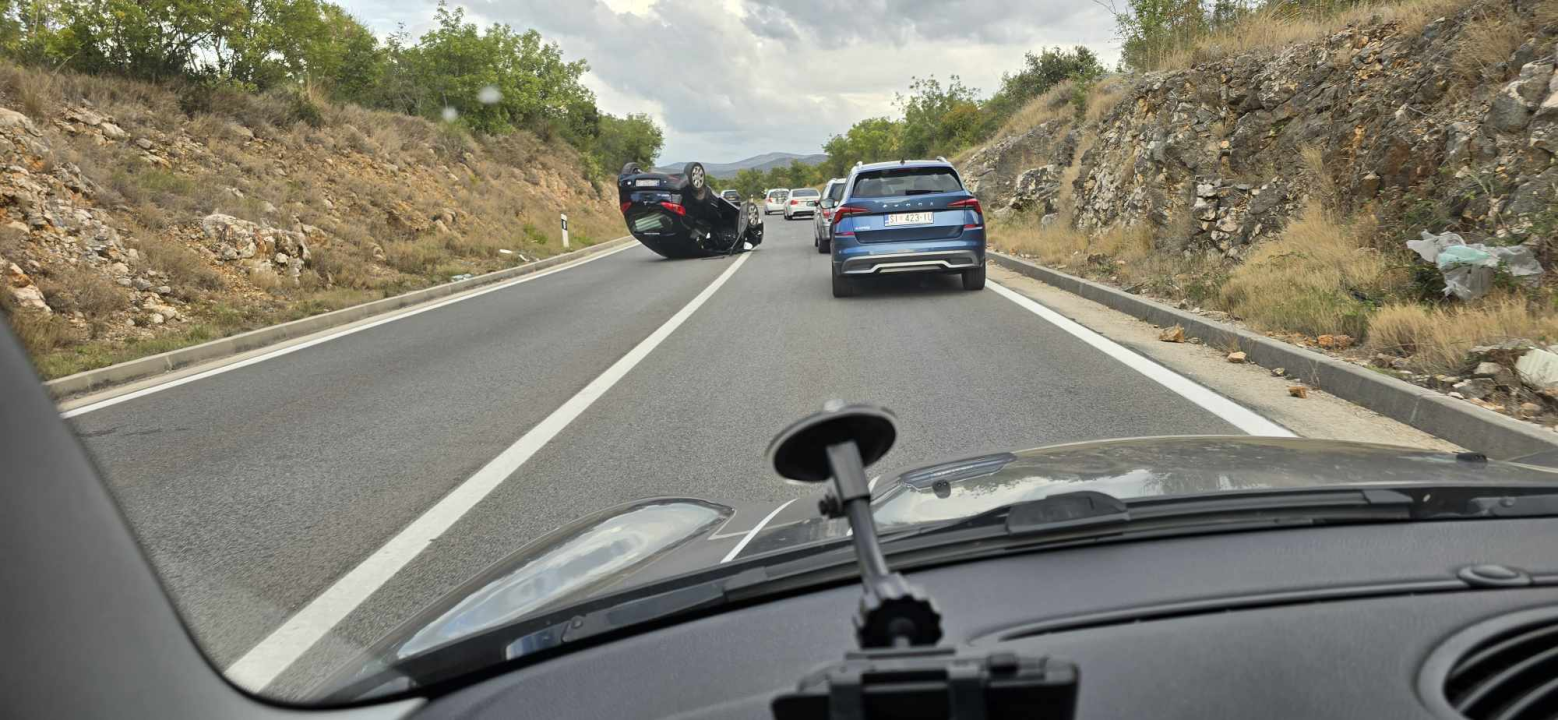Na magistrali blizu skretanja za Jadriju auto se prevrnuo na krov: Jedna osoba zatražila liječničku pomoć