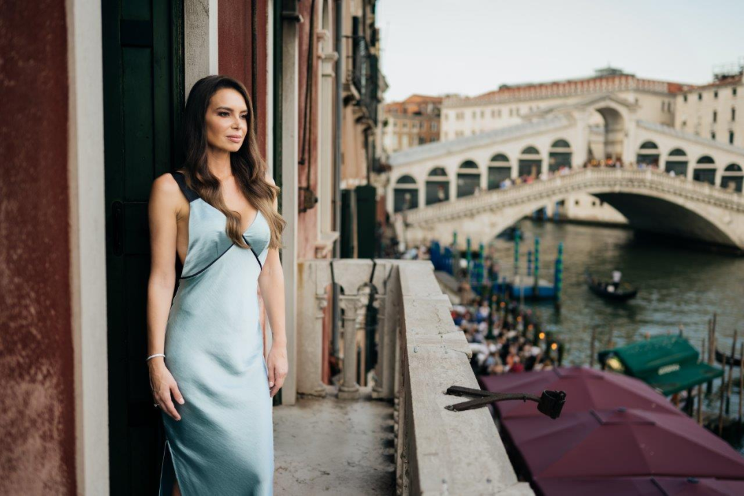 Glamurozna Iva Jerković zasjala na crvenom tepihu Venezia Film Festivala uz Cotril