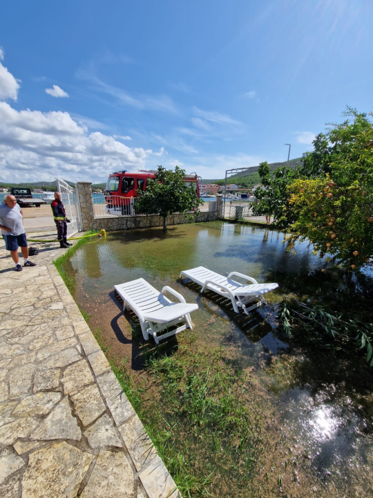 Posljedica nevremena: Na sve strane županijski vatrogasci ispumpavali poplavljene objekte