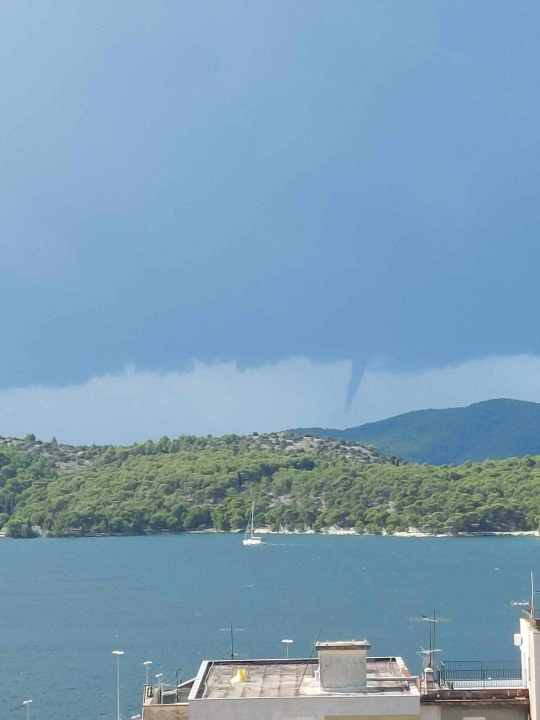 Obilna kiša i nevrijeme: Kod Primoštena formirana velika pijavica