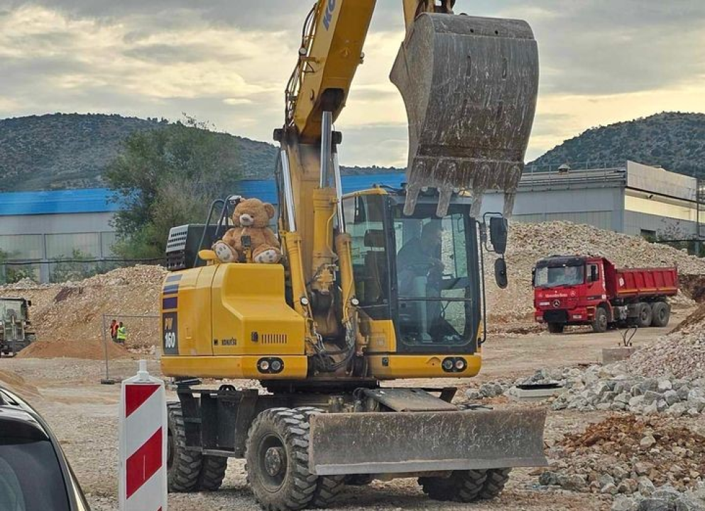 Šibenčane od stresnih jutarnjih gužvi štiti veseli plišanac