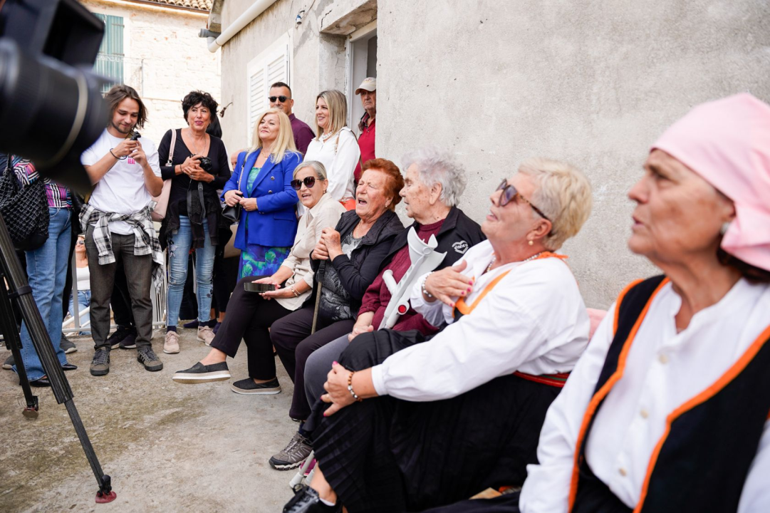 Odlučili ostati i djecu odgajati na Kapriju: Prvašić Val jedini učenik otočne škole