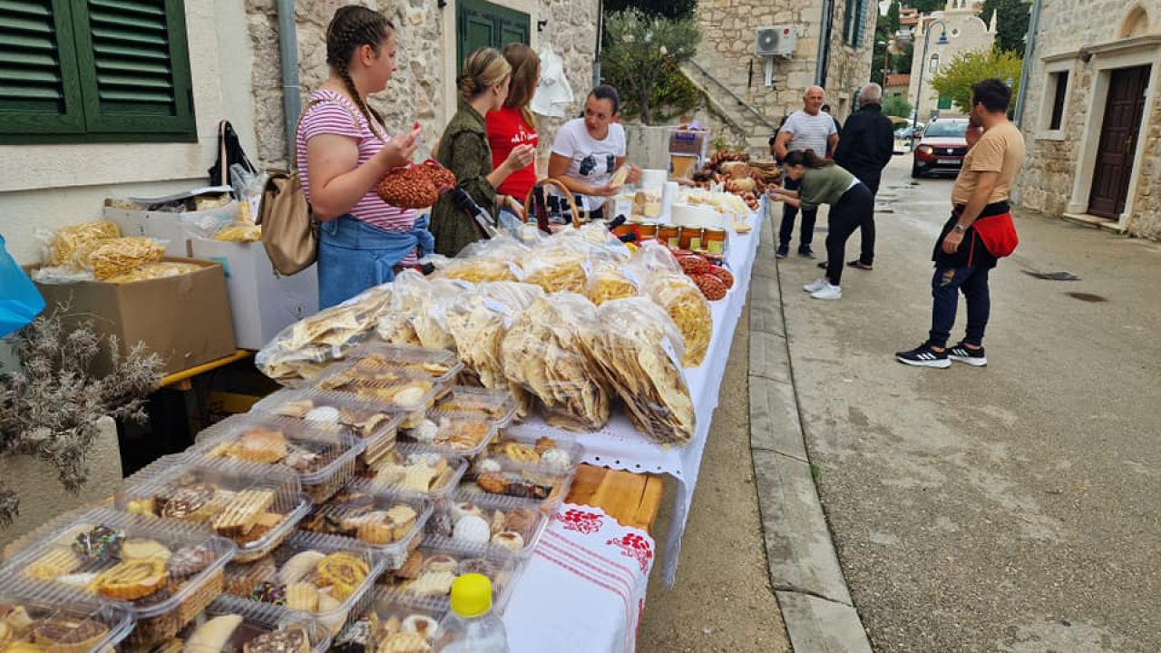 Slavonski duh u srcu Dalmacije: Druženje uz čvarke i čobanac u Tribunju
