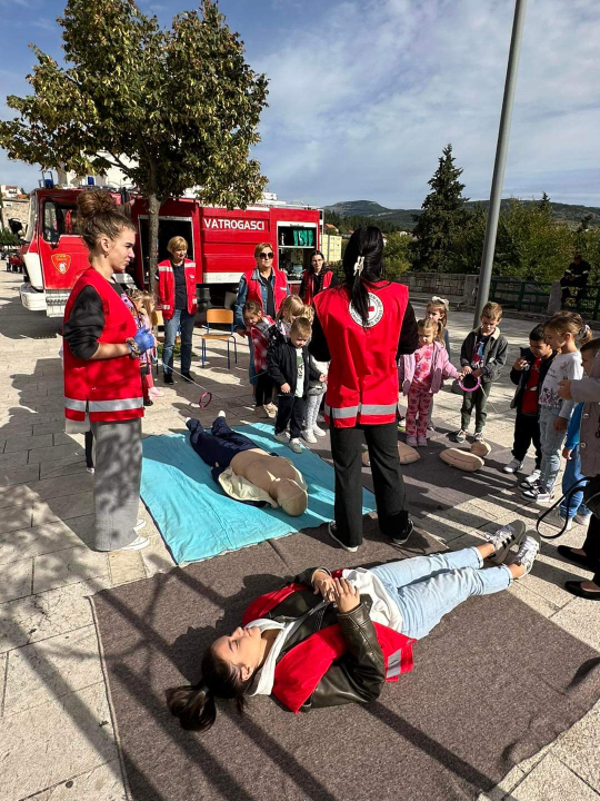 U punoj spremi održana smotra operativnih snaga civilne zaštite Grada Drniša