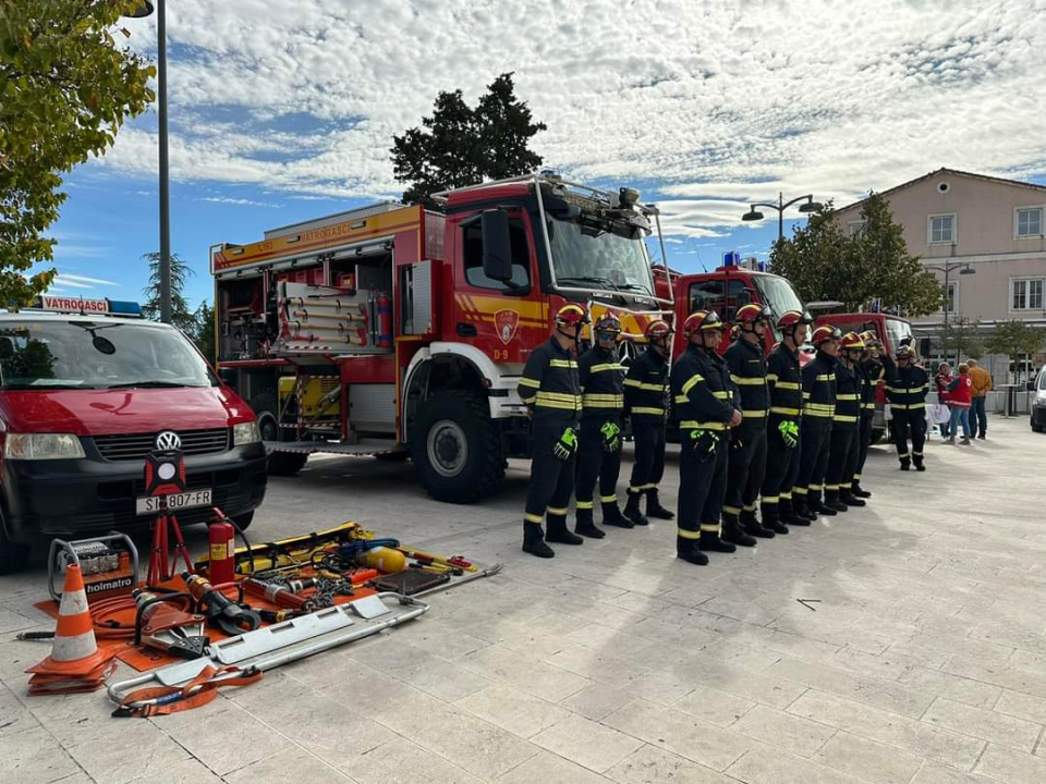 U punoj spremi održana smotra operativnih snaga civilne zaštite Grada Drniša