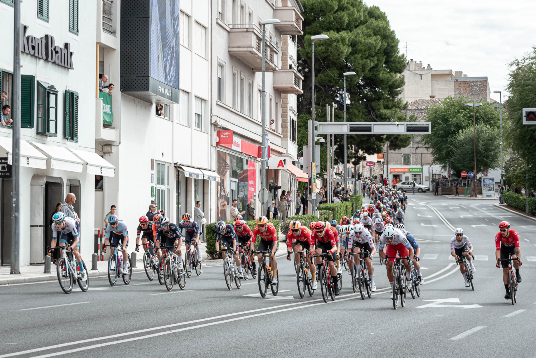 Biciklisti krenuli iz Vodica i projurili kroz Šibenik kao brzi vlak