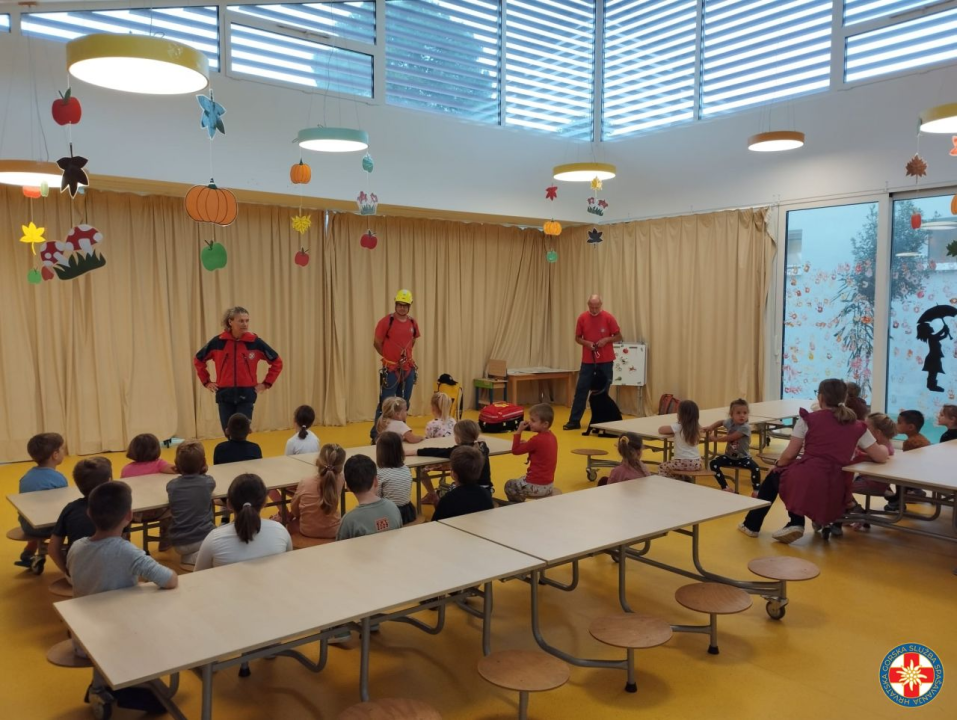 Šibenski HGSS-ovci posjetili mališane u Tribunju: Tunja opet glavna zvijezda