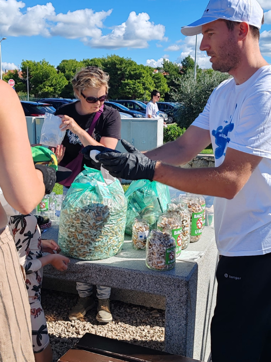 Veliki odaziv na akciju čišćenja plaže Rezalište: Sudionici svih generacija ujedinjeni za čistu obalu