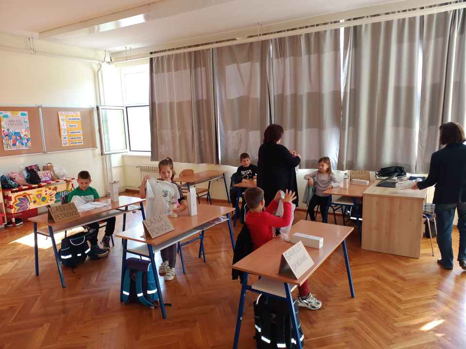 U povodu Dana Grada, skradinski prvašići dobili poklone