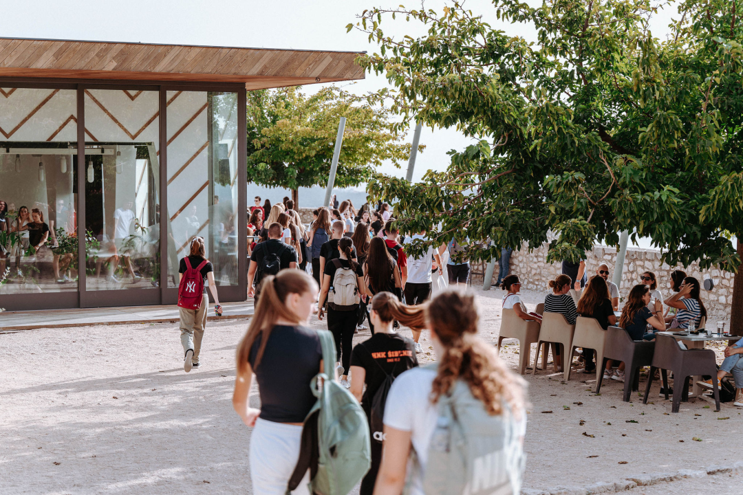 Preko 300 šibenskih gimnazijalaca pohodilo tri tvrđave: 'Ma vidi koliko mladih, lipo li ih je vidit'