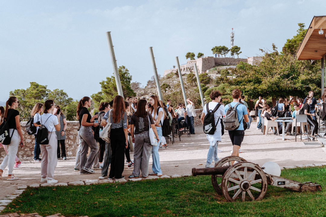 Preko 300 šibenskih gimnazijalaca pohodilo tri tvrđave: 'Ma vidi koliko mladih, lipo li ih je vidit'