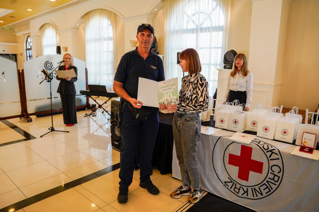 Šibenski Crveni križ dodjelio zahvalnice darivateljima krvi. Tomislav Zjačić svoju donirao čak sto puta 