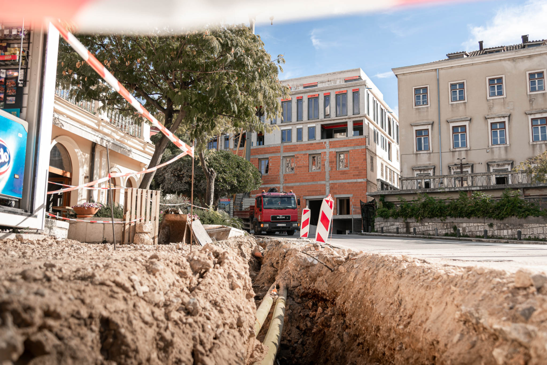 Pogledajte kako napreduju radovi na uređenju nogostupa ispod đardina u Nazorovoj ulici: Kamen umjesto betona