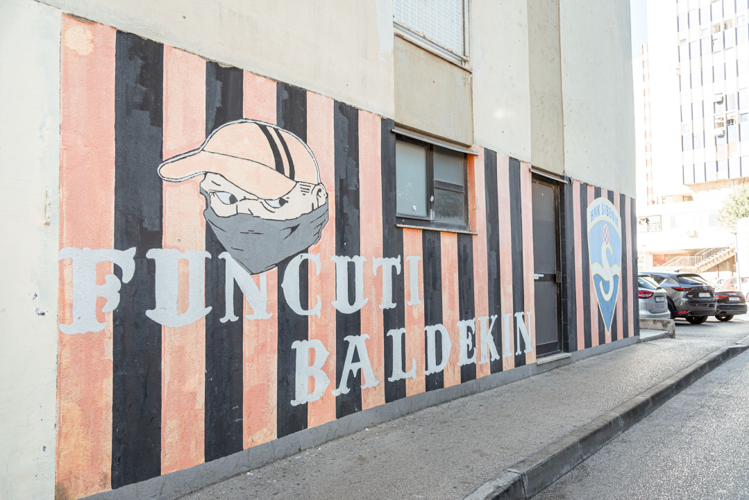 Šibenik diše narančasto: Kvartovi postaju galerije za navijačku umjetnost (2. dio)