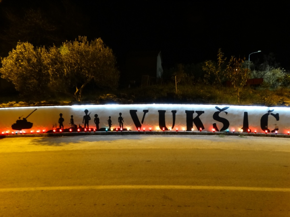 Vukšić zapalio svijeće  u znak sjećanja za Vukovar i Škabrnju  