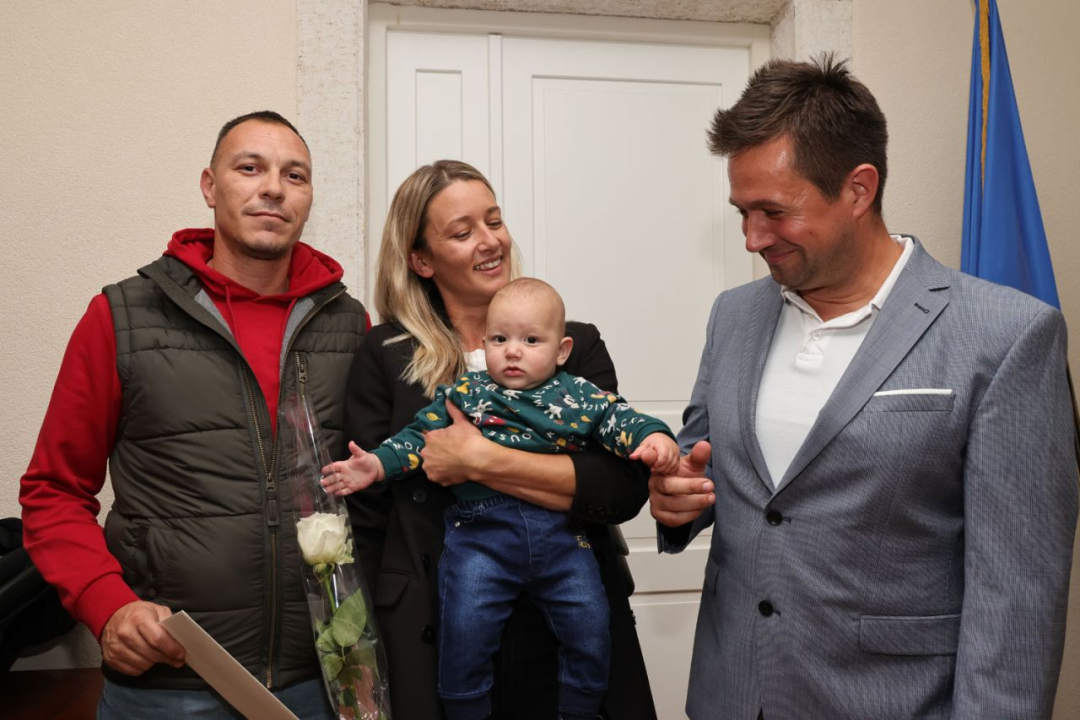 Općina Tisno dodijelila novčanu potporu za 27 vjenčanih parova i novorođenu djecu