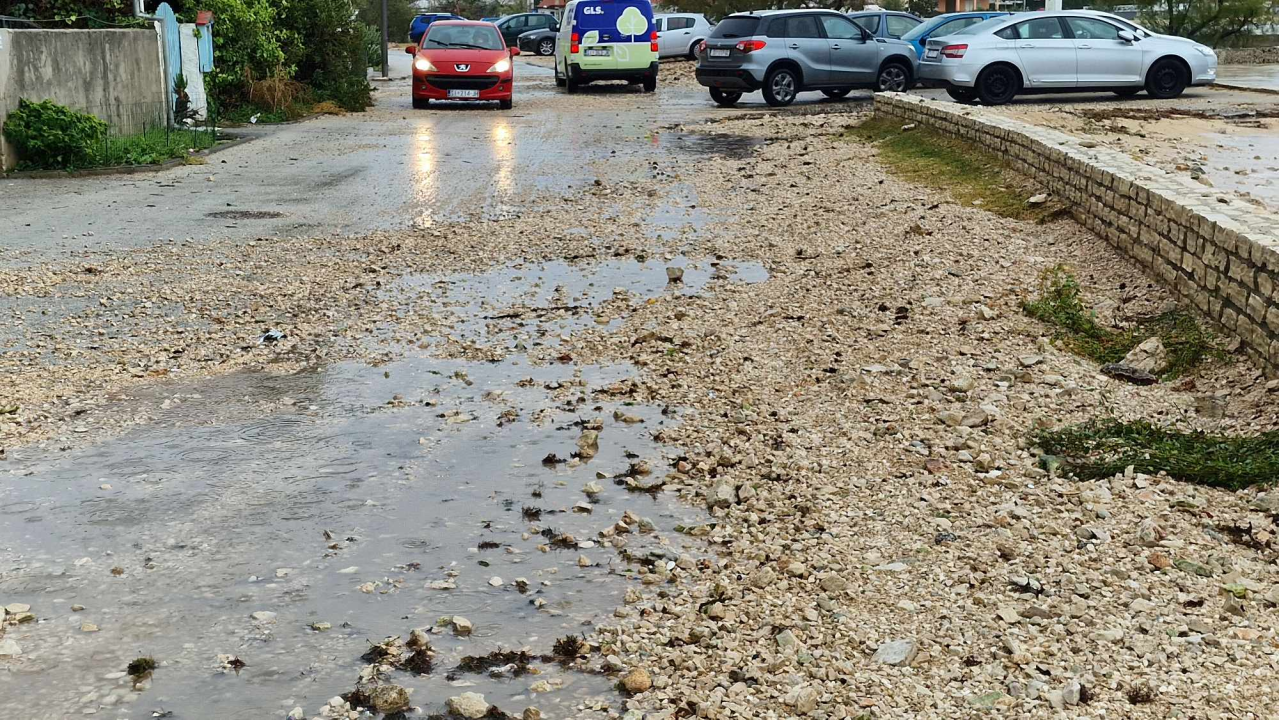 Nezadovoljni mještani Brodarice: Kiša s magistrale slijeva se po ulicama jer upojni bunar ne funkcionira