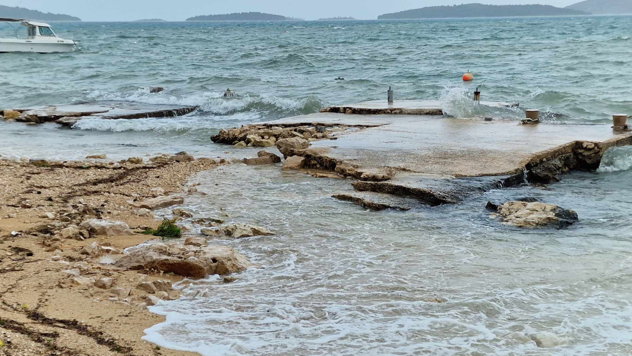 Nezadovoljni mještani Brodarice: Kiša s magistrale slijeva se po ulicama jer upojni bunar ne funkcionira