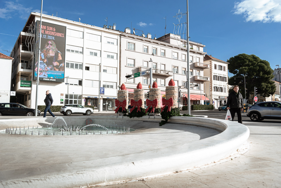 Sve je spremno za paljenje prve svijeće na adventskom vijencu na Poljani
