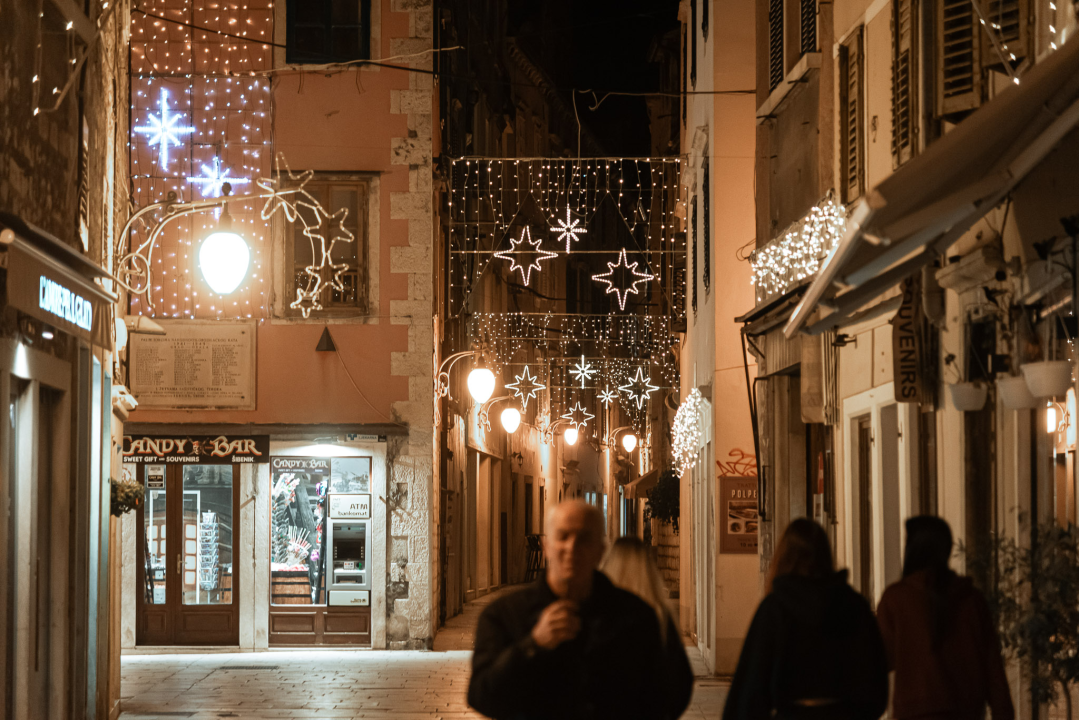 Šibenik je spreman za Adventuru: Pogledajte večernje kadrove koji bude božićni duh
