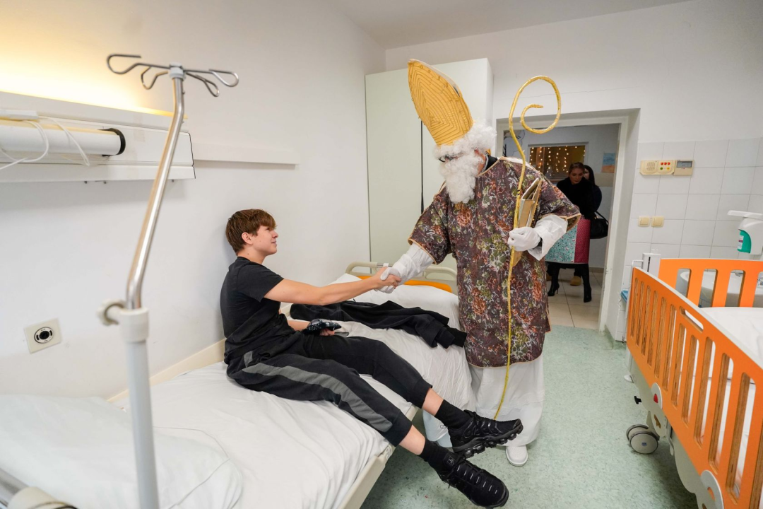  Burić u pratnji sv. Nikole razveselio mališane na šibenskoj pedijatriji