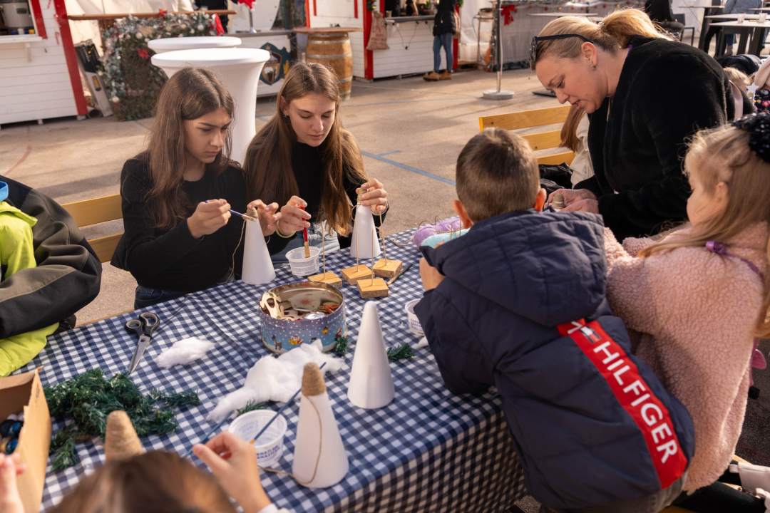 Toplina i zajedništvo: Kninski mališani na radionici izradili božićne borove
