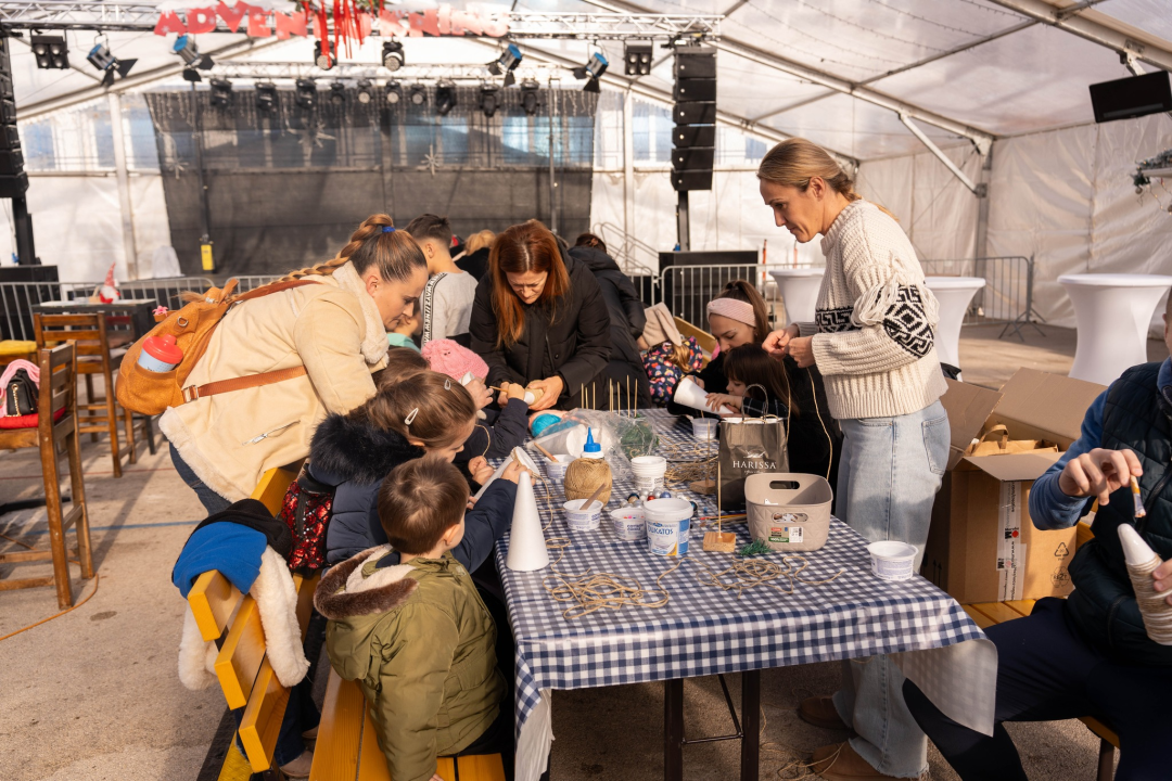 Toplina i zajedništvo: Kninski mališani na radionici izradili božićne borove