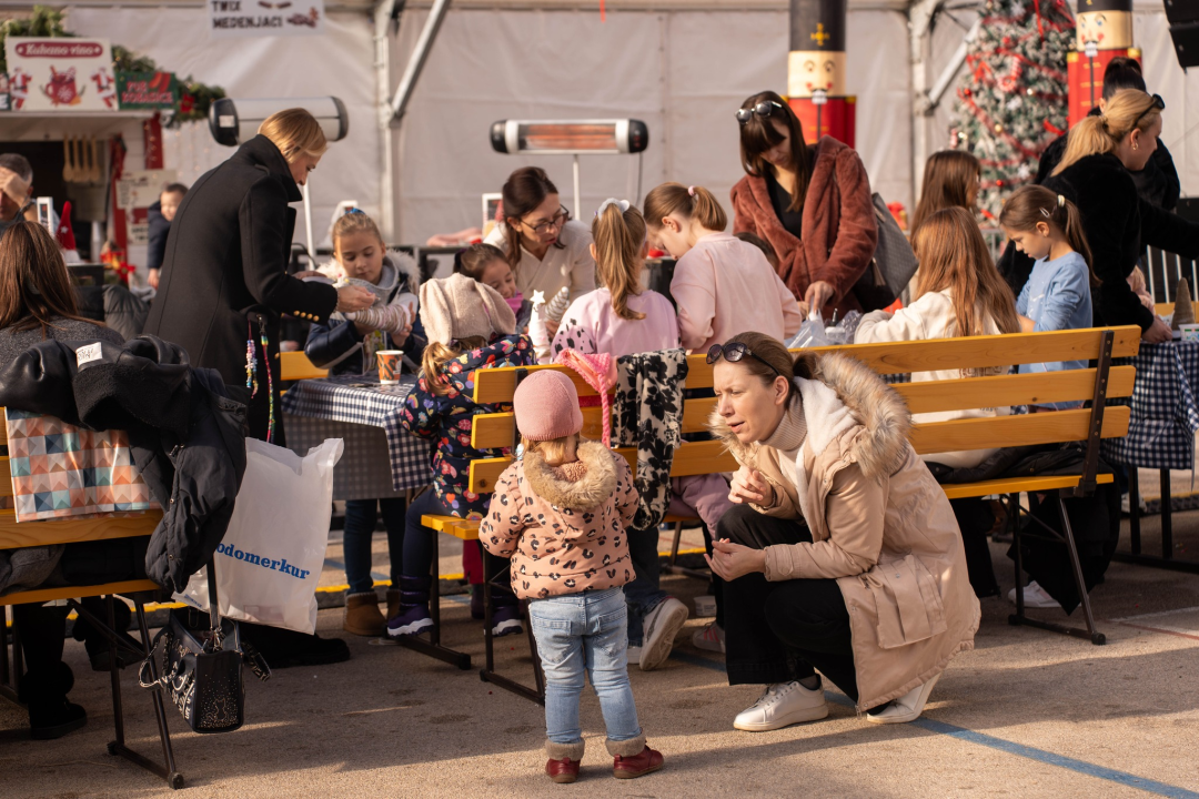 Toplina i zajedništvo: Kninski mališani na radionici izradili božićne borove