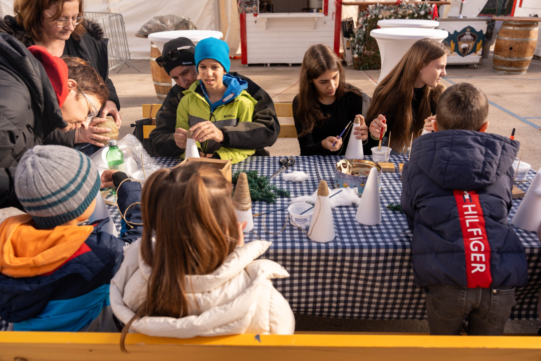 Toplina i zajedništvo: Kninski mališani na radionici izradili božićne borove