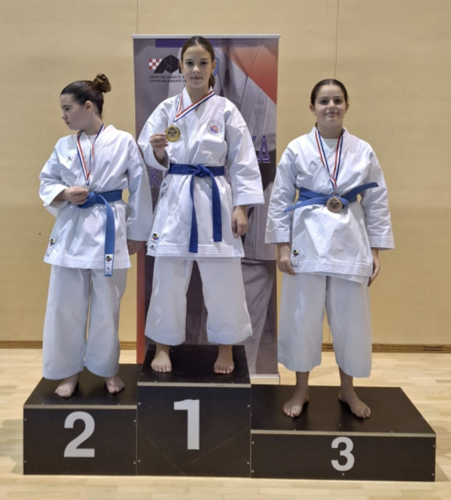 Karataši Osvita uzeli 13 medalja na turniru Dalmatinske lige i šest naslova ukupnih pobjednika natjecanja