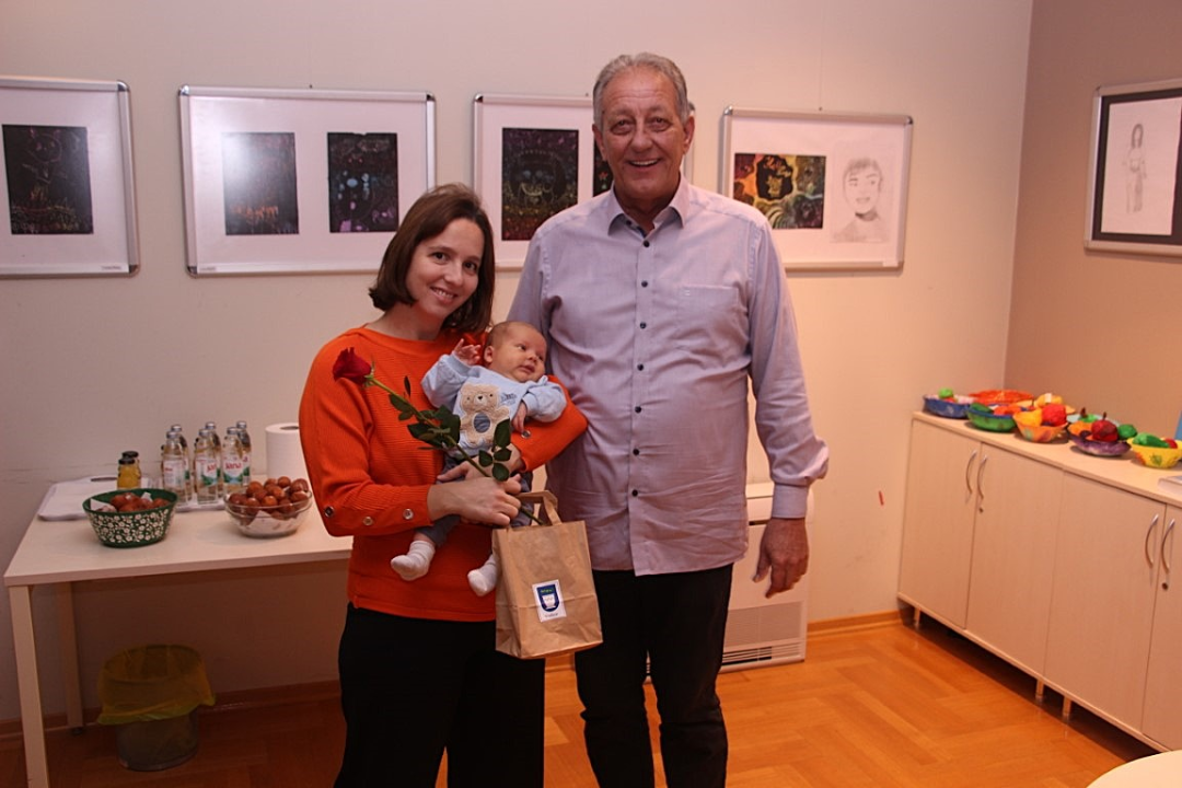 Babyboom u Vodicama: Ove godine 90 novorođenih, gradonačelnik poklonio eure i prigodne darove