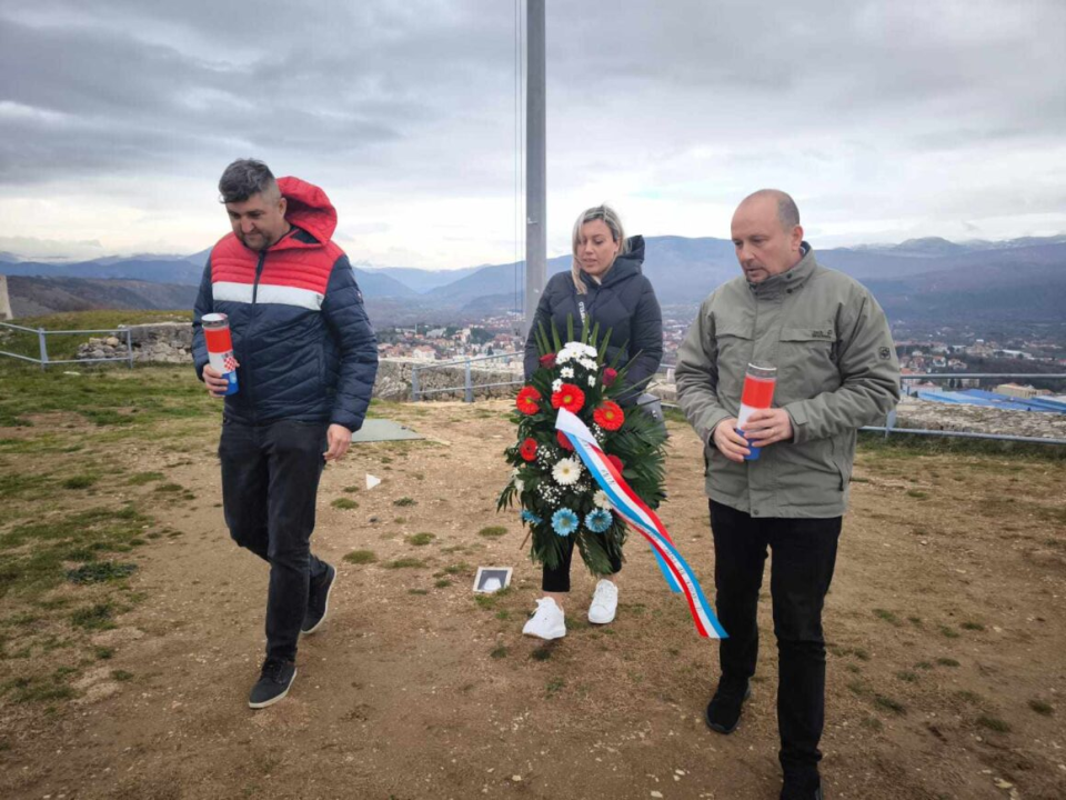 Mjesto sjećanja, zahvalnosti i ponosa: Polaganjem vijenaca na kninskoj Tvrđavi odana počast Franji Tuđmanu