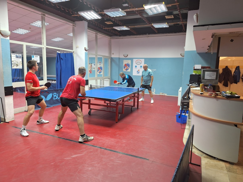 U Rekreativnoj stolnoteniskoj ligi Šibenik nakon nepotpunih 7 kola dvije momčadi na vrhu sa 6 pobjeda