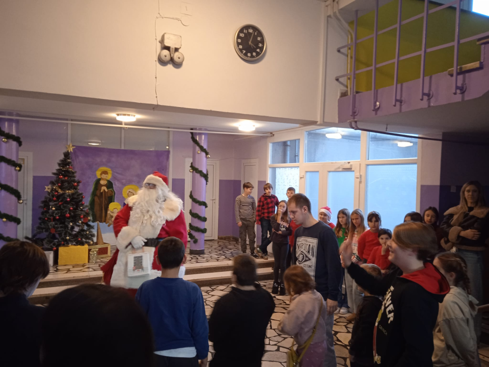 Djed Božićnjak razveselio korisnike Centra Šubićevac