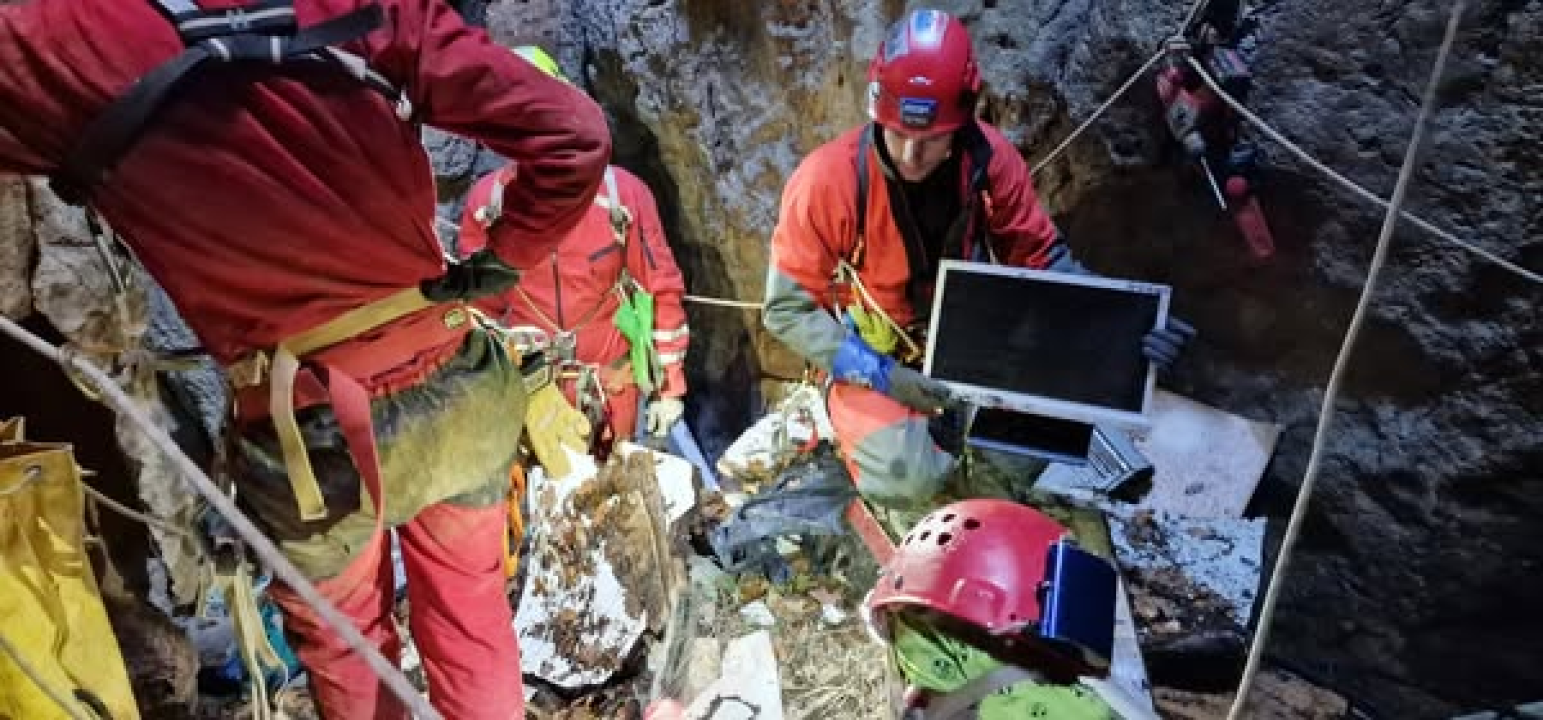 Od kade do školske torbe: Šibenski speleolozi i djelatnici NP Krka iz Jame Spaskraljica u dva dana izvadili hrpu otpada